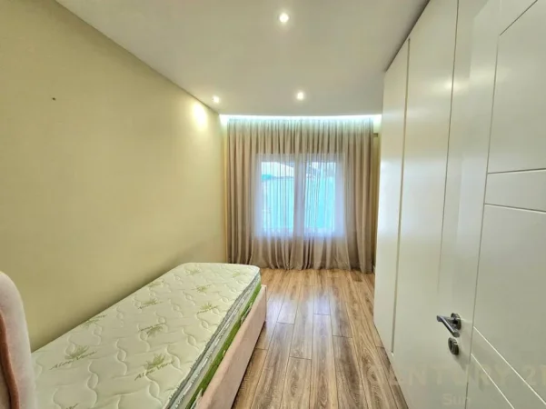 Tirane, shitet 2+1+Ballkon Kati 4, 87 m² 180.000 € (kodra e diellit)