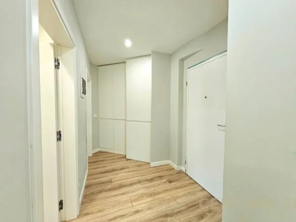 Tirane, shitet 2+1+Ballkon Kati 4, 87 m² 180.000 € (kodra e diellit)