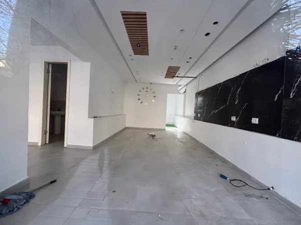 Tirane, jepet me qera lokal , 130 m² 1.350 € 