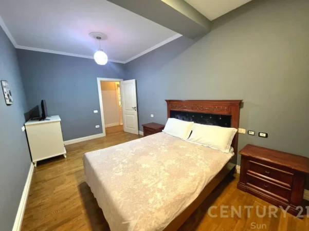 Tirane, jepet me qera apartament 2+1 Kati 5, 105 m² 900 € (Liqeni i Thate)