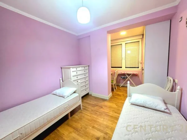 Tirane, jepet me qera apartament 2+1 Kati 5, 105 m² 900 € (Liqeni i Thate)