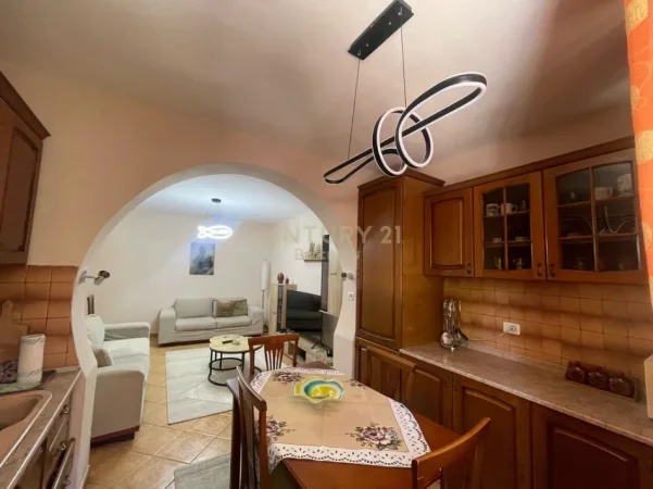 Tirane, jepet me qera apartament 2+1 Kati 3, 72 m² 650 € (myslym shyri)