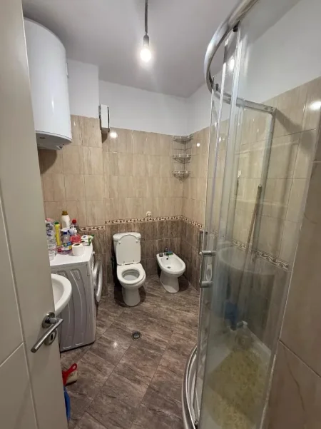 Tirane, jepet me qera apartament 1+1+Ballkon Kati 6, 65 m² 500 € (Rruga Dritan Hoxha, Pranë Universitetit Mesdhetarë, Laprakë, Tiranë.)
