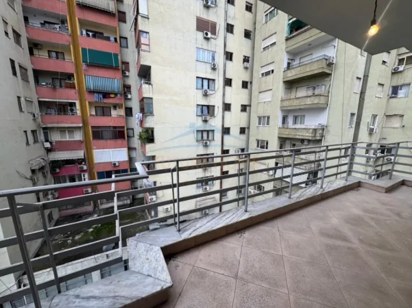 Tirane, jepet me qera 3+1 Kati 6, 134 m² 700 € (Rruga e Barrikadave)