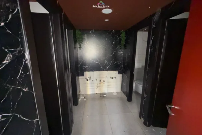 Tirane, jepet me qera lokal Kati 0, 136 m² 4.180 € (Rruga e Barrikadave)