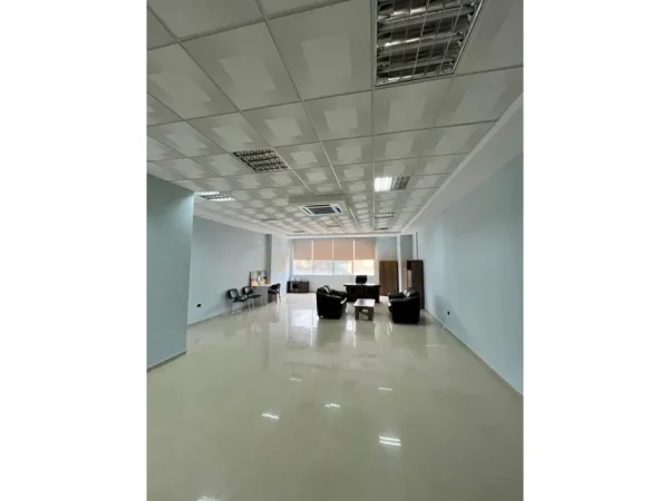 Durres, jepet me qera ambjent biznesi Kati 3, 85 m² 700 € 