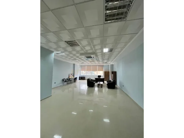 Durres, jepet me qera ambjent biznesi Kati 3, 85 m² 700 € 