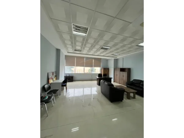 Durres, jepet me qera ambjent biznesi Kati 3, 85 m² 700 € 