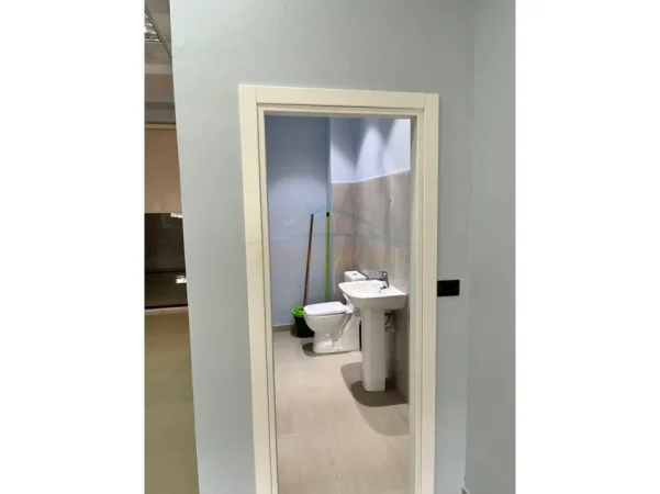 Durres, jepet me qera ambjent biznesi Kati 3, 85 m² 700 € 