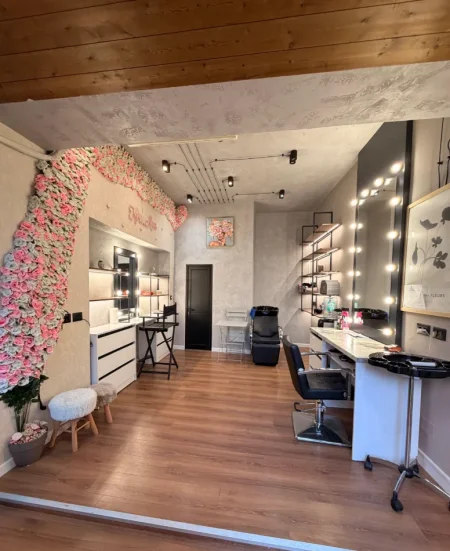 Tirane, shitet ambjent biznesi Kati 1, 18 m² (Bulevardi Dëshmorët e Kombit)