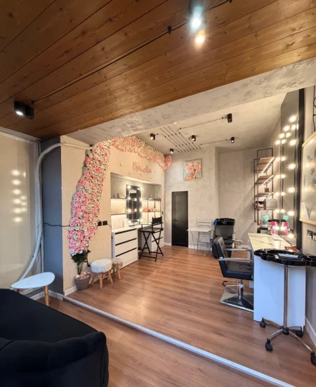 Tirane, shitet ambjent biznesi Kati 1, 18 m² (Bulevardi Dëshmorët e Kombit)