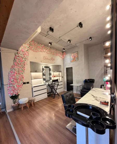 Tirane, shitet ambjent biznesi Kati 1, 18 m² (Bulevardi Dëshmorët e Kombit)