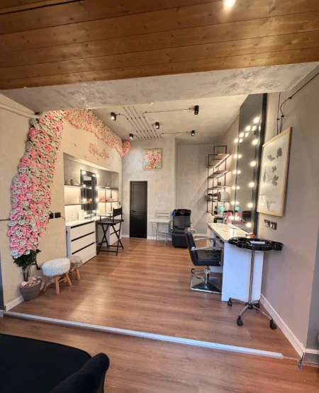 Tirane, shitet ambjent biznesi Kati 1, 18 m² (Bulevardi Dëshmorët e Kombit)