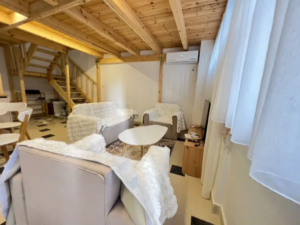 Tirane, jepet me qera apartament duplex 1+1 Kati 1, 70 m² 670 € (prane hotel elises)