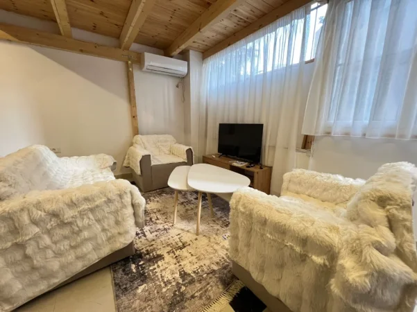 Tirane, jepet me qera apartament duplex 1+1 Kati 1, 70 m² 670 € (prane hotel elises)