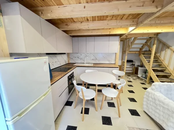 Tirane, jepet me qera apartament duplex 1+1 Kati 1, 70 m² 670 € (prane hotel elises)