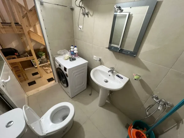 Tirane, jepet me qera apartament duplex 1+1 Kati 1, 70 m² 670 € (prane hotel elises)