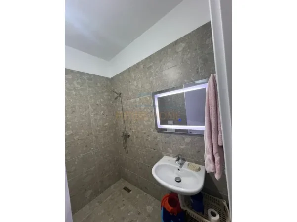 Tirane, jepet me qera apartament 1+1 Kati 2, 58 m² 400 € (UNIVERS CITY , QTU)