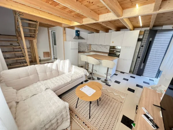 Tirane, jepet me qera apartament duplex 1+1 Kati 1, 70 m² 670 € (prane hotel elises)