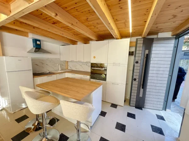 Tirane, jepet me qera apartament duplex 1+1 Kati 1, 70 m² 670 € (prane hotel elises)