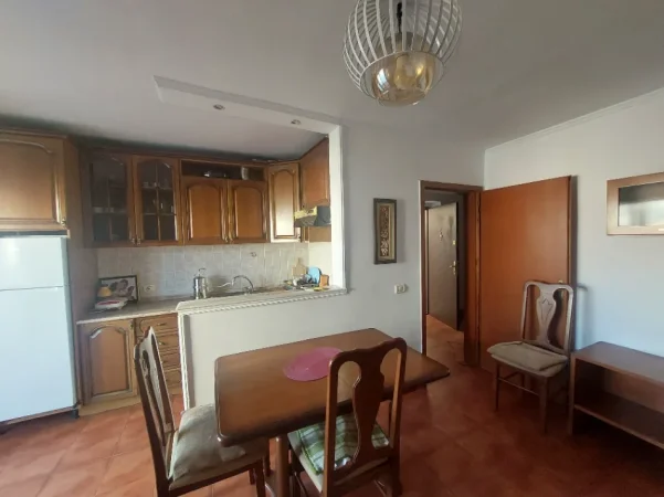 Tirane, jepet me qera apartament 3+1 Kati 4, 140 m² 550 € (Rruga Barrikadave)