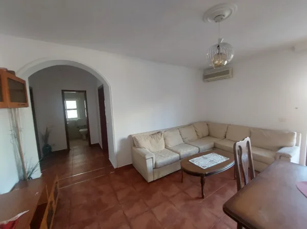 Tirane, jepet me qera apartament 3+1 Kati 4, 140 m² 550 € (Rruga Barrikadave)