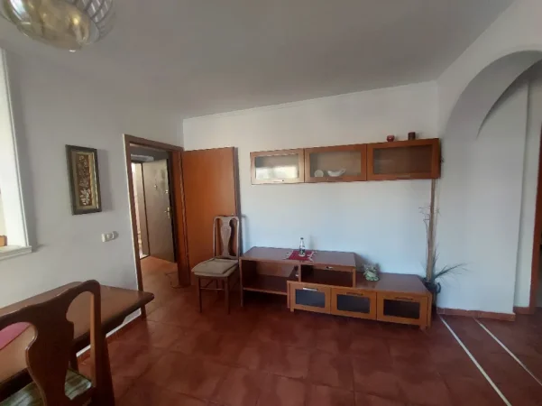 Tirane, jepet me qera apartament 3+1 Kati 4, 140 m² 550 € (Rruga Barrikadave)