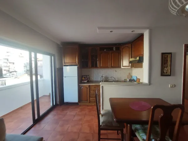 Tirane, jepet me qera apartament 3+1 Kati 4, 140 m² 550 € (Rruga Barrikadave)