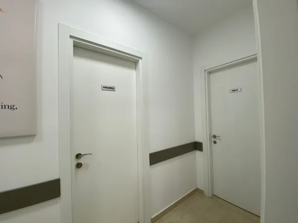 Tirane, jepet me qera ambjent biznesi Kati 4, 1.500 € (Rruga e Durrësit)