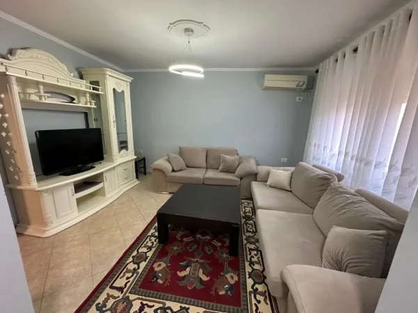 Tirane, jepet me qera apartament 1+1+Ballkon Kati 4, 55 m² 500 € (Ambasada Amerikane)