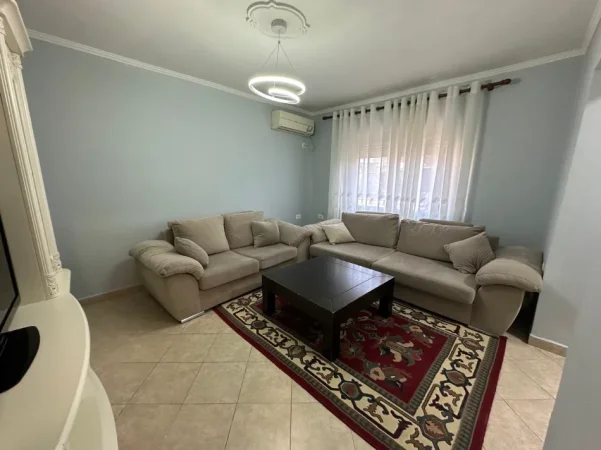 Tirane, jepet me qera apartament 1+1+Ballkon Kati 4, 55 m² 500 € (Ambasada Amerikane)