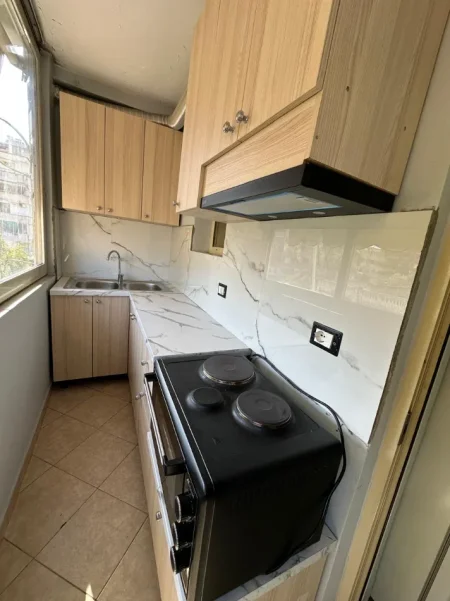 Tirane, jepet me qera apartament 1+1+Ballkon Kati 4, 55 m² 500 € (Ambasada Amerikane)