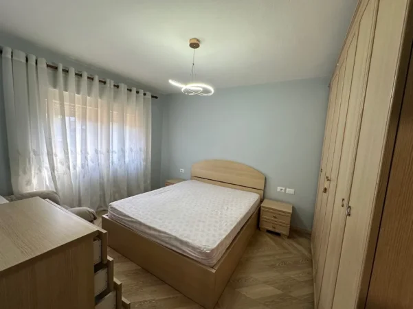 Tirane, jepet me qera apartament 1+1+Ballkon Kati 4, 55 m² 500 € (Ambasada Amerikane)