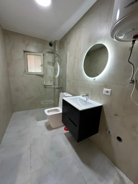 Tirane, jepet me qera apartament 1+1+Ballkon Kati 4, 55 m² 500 € (Ambasada Amerikane)