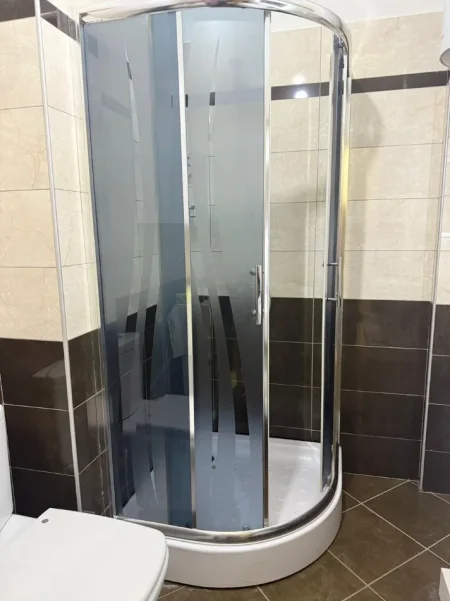 Tirane, jepet me qera apartament 1+1 Kati 3, 