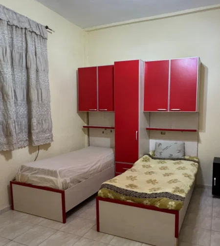 Tirane, jepet me qera garsonier 1+1 Kati 2, 45 m² (Perball Pallatit me Shigjeta)