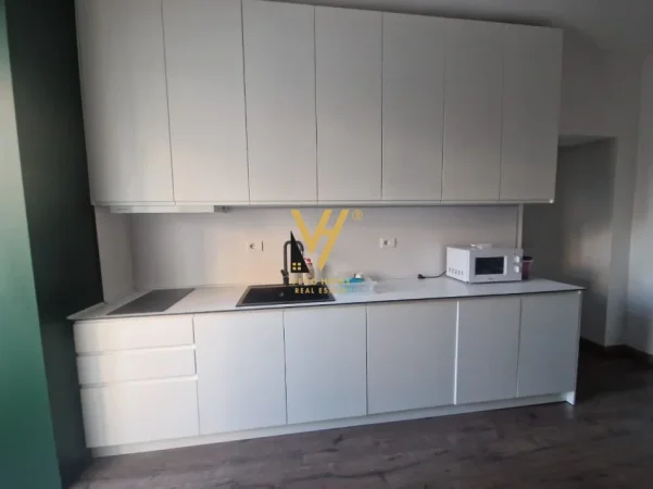 Tirane, jepet me qera apartament 1+1+Ballkon Kati 2, 70 m² 620 € (21 DHJETORI)