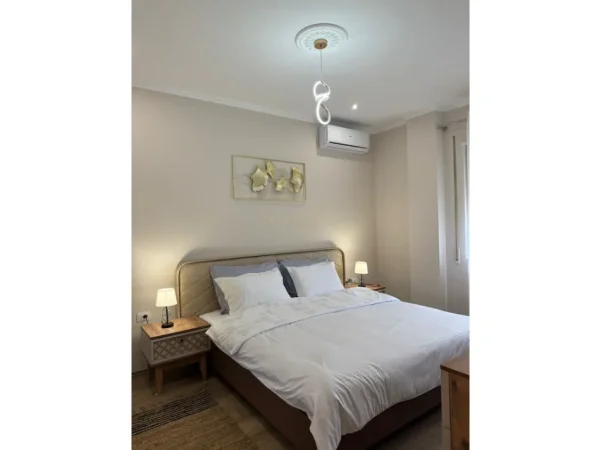 Tirane, jepet me qera apartament 1+1+Ballkon Kati 4, 68 m² 650 € (përballë Kompleksi Delijorgji)