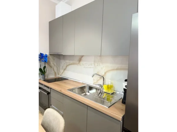 Tirane, jepet me qera apartament 1+1+Ballkon Kati 4, 68 m² 650 € (përballë Kompleksi Delijorgji)