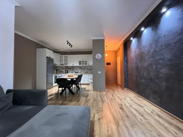 Tirane, jepet me qera apartament 2+1+Ballkon Kati 3, 98 m² 850 € 