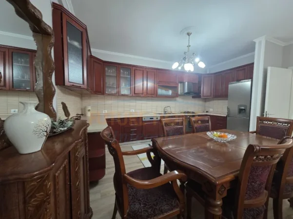 Tirane, jepet me qera apartament 2+1 Kati 7, 121 m² 650 € (Kompleksi Grand, ish Tregu Elektrik)