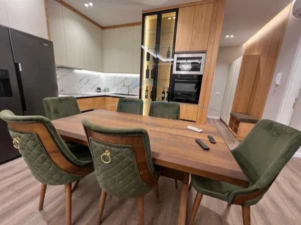 Shitet, Apartament 2+1+2+Post Parkimi, Ali Demi, Tiranë.