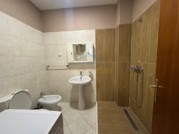 Tirane, jepet me qera apartament 3+1 Kati 6, 134 m² 700 € (Rruga e Barrikadave)