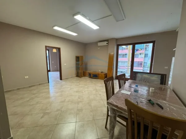 Tirane, jepet me qera apartament 3+1 Kati 6, 134 m² 700 € (Rruga e Barrikadave)