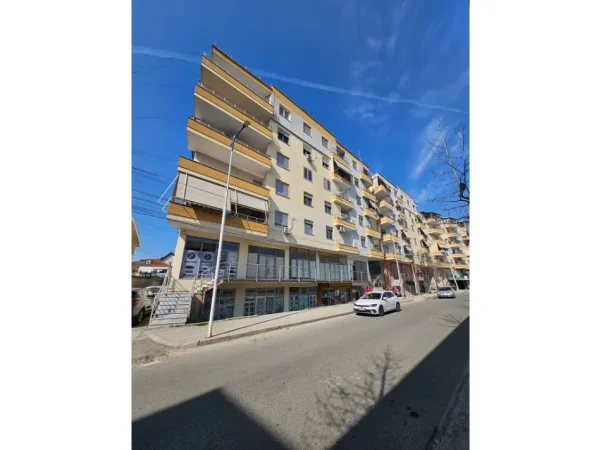 Tirane, shitet apartament 2+1+Ballkon Kati 3, 115 m² 130.000 € (Kafja e Rremes)