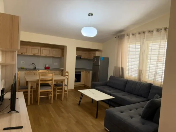 Tirane, jepet me qera apartament 2+1+Ballkon Kati 3, 95 m², 60 000 Leke (21 Dhjetori)