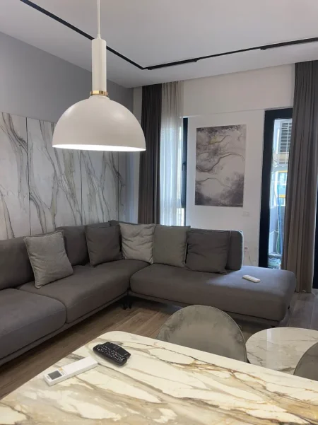 Tirane, jepet me qera apartament 1+1+Aneks+Ballkon Kati 8, 75 m² 850 € 