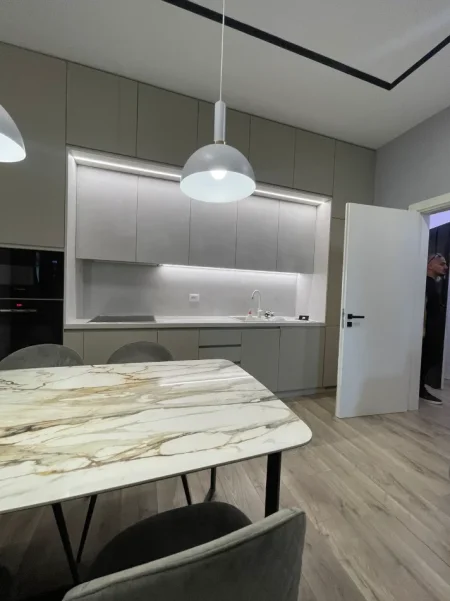 Tirane, jepet me qera apartament 1+1+Aneks+Ballkon Kati 8, 75 m² 850 € 