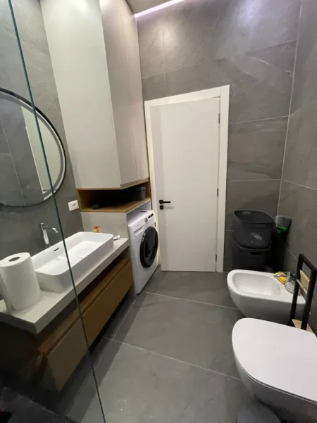 Tirane, jepet me qera apartament 1+1+Aneks+Ballkon Kati 8, 75 m² 850 € 