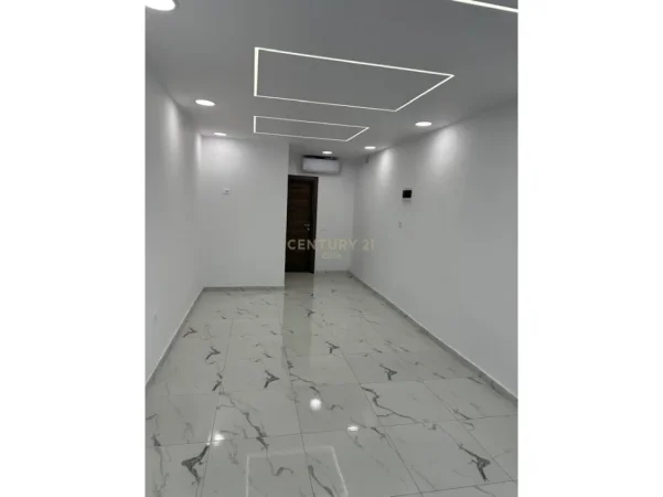 Tirane, jepet me qera dyqan Kati 1, 31 m² 400 € (Prane Ambasades Amerikane)